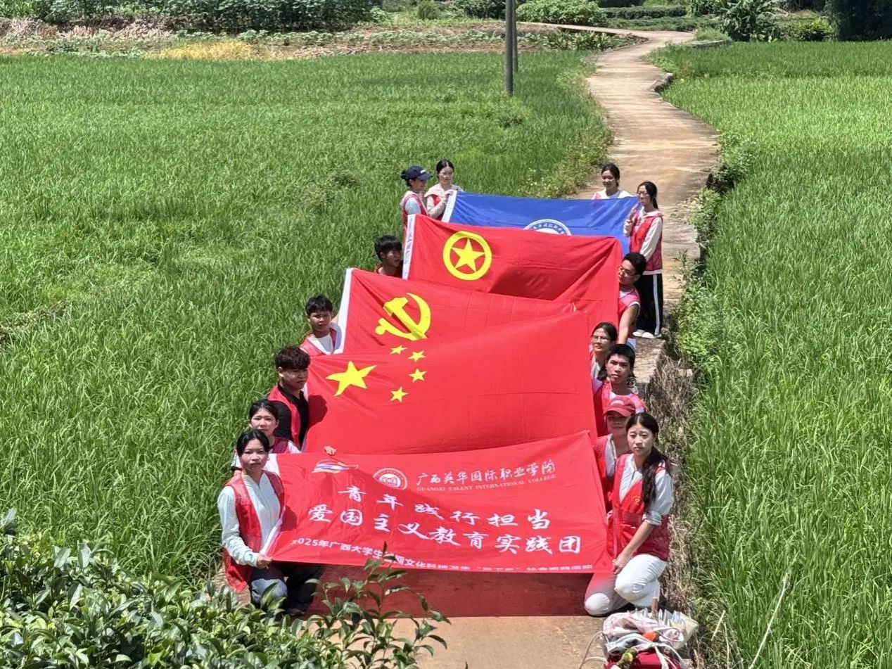 陂塘村大學(xué)生實踐團(tuán)合影