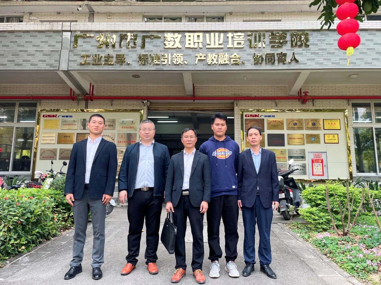 領(lǐng)導(dǎo)參觀(guān)企業(yè)