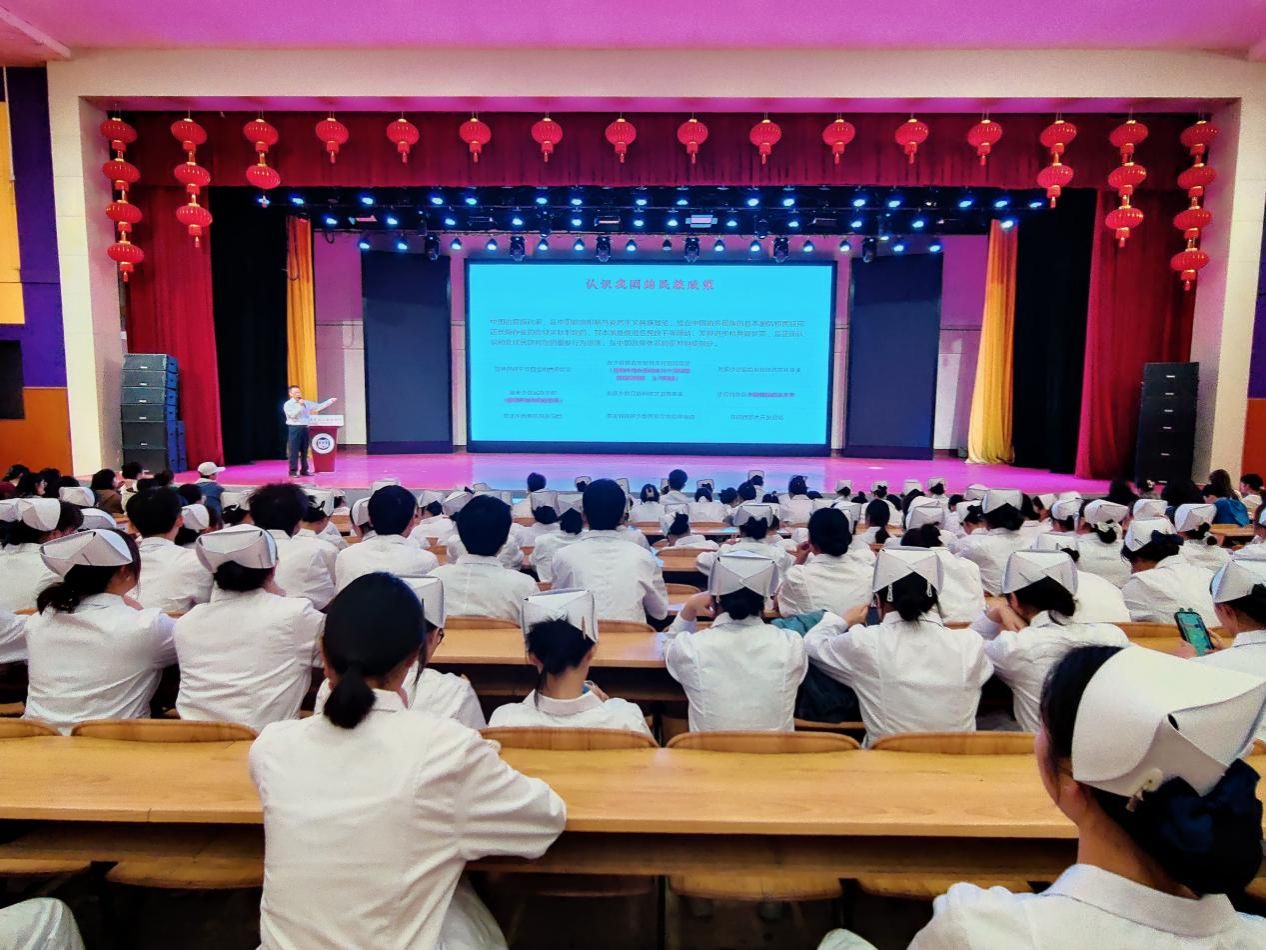 同學(xué)認(rèn)真聽(tīng)講 同學(xué)認(rèn)真聽(tīng)講