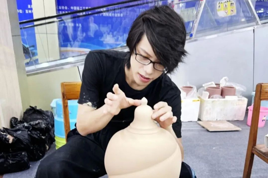 唐彩桔在創(chuàng)作。學(xué)校供圖