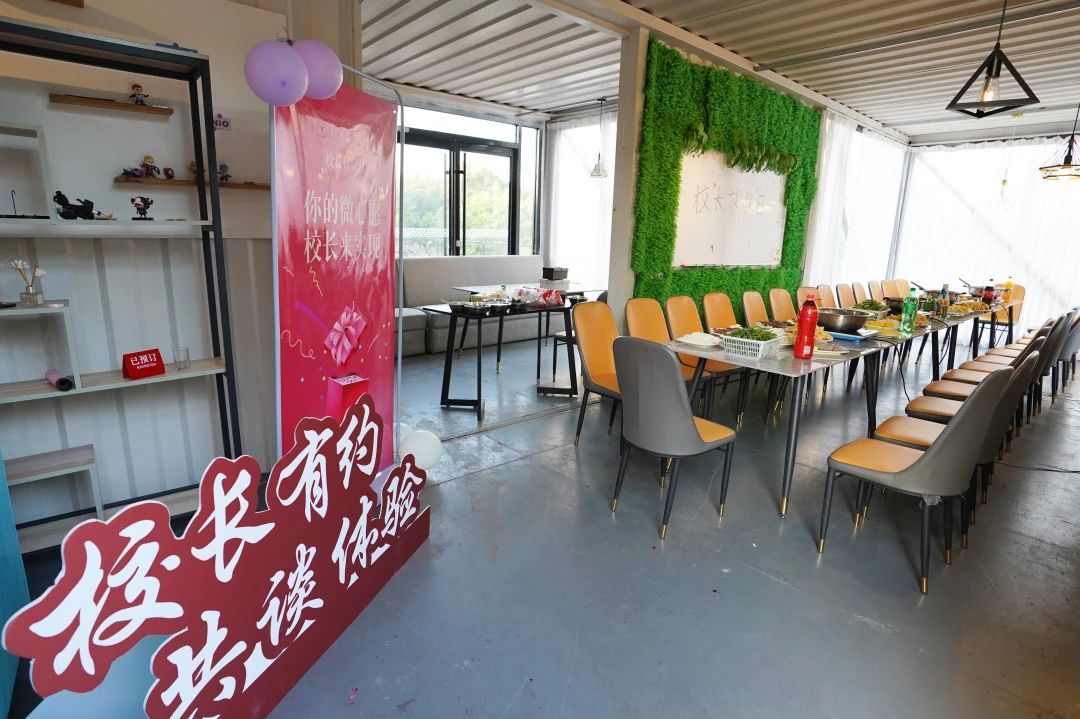 校長和學(xué)生吃火鍋現(xiàn)場