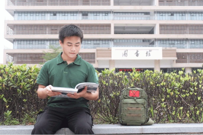 利遠(yuǎn)彬在北部灣大學(xué)圖書館