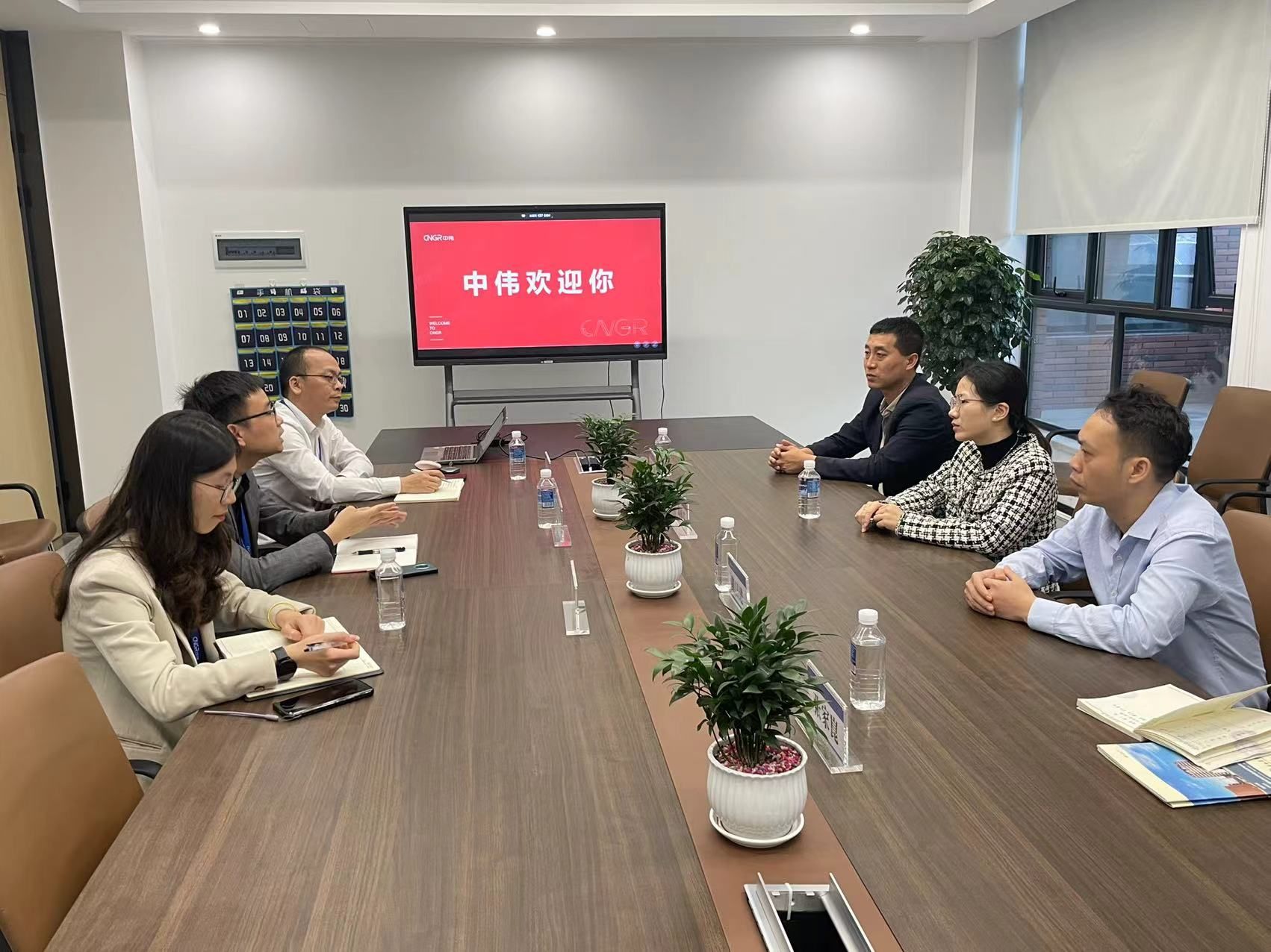 老師和企業(yè)領(lǐng)導(dǎo)互了解企業(yè)情況 老師和企業(yè)領(lǐng)導(dǎo)互了解企業(yè)情況