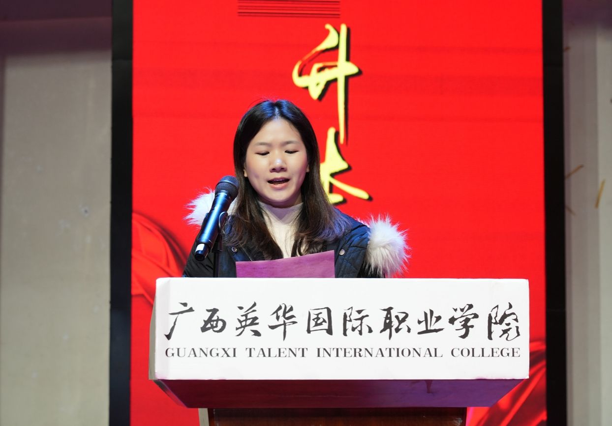 智能與機(jī)電工程學(xué)院副院長(zhǎng)周梅芬講話