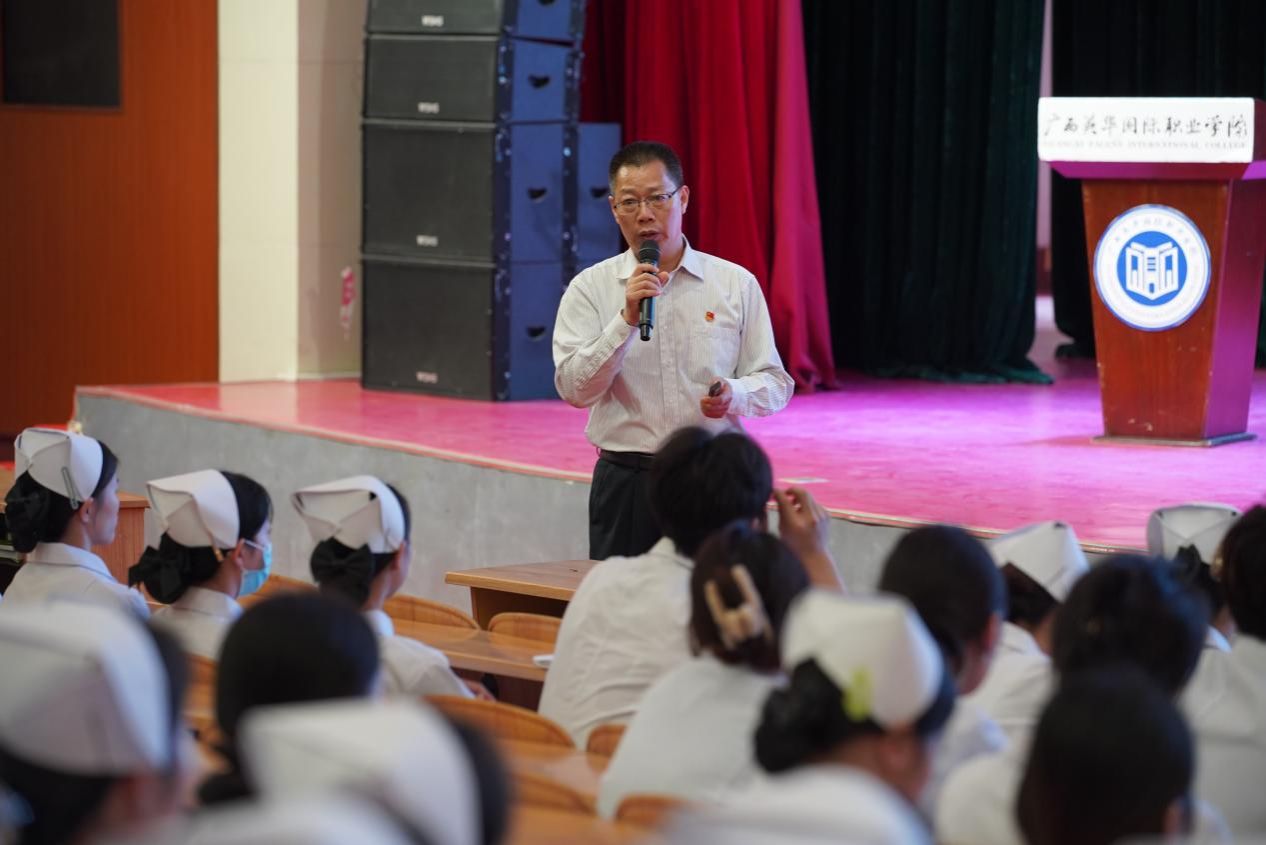 黨委書(shū)記黃家良為師生作專題報(bào)告 黨委書(shū)記黃家良為師生作專題報(bào)告