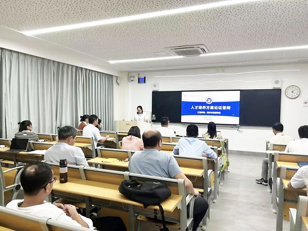 教師在認(rèn)真聽講