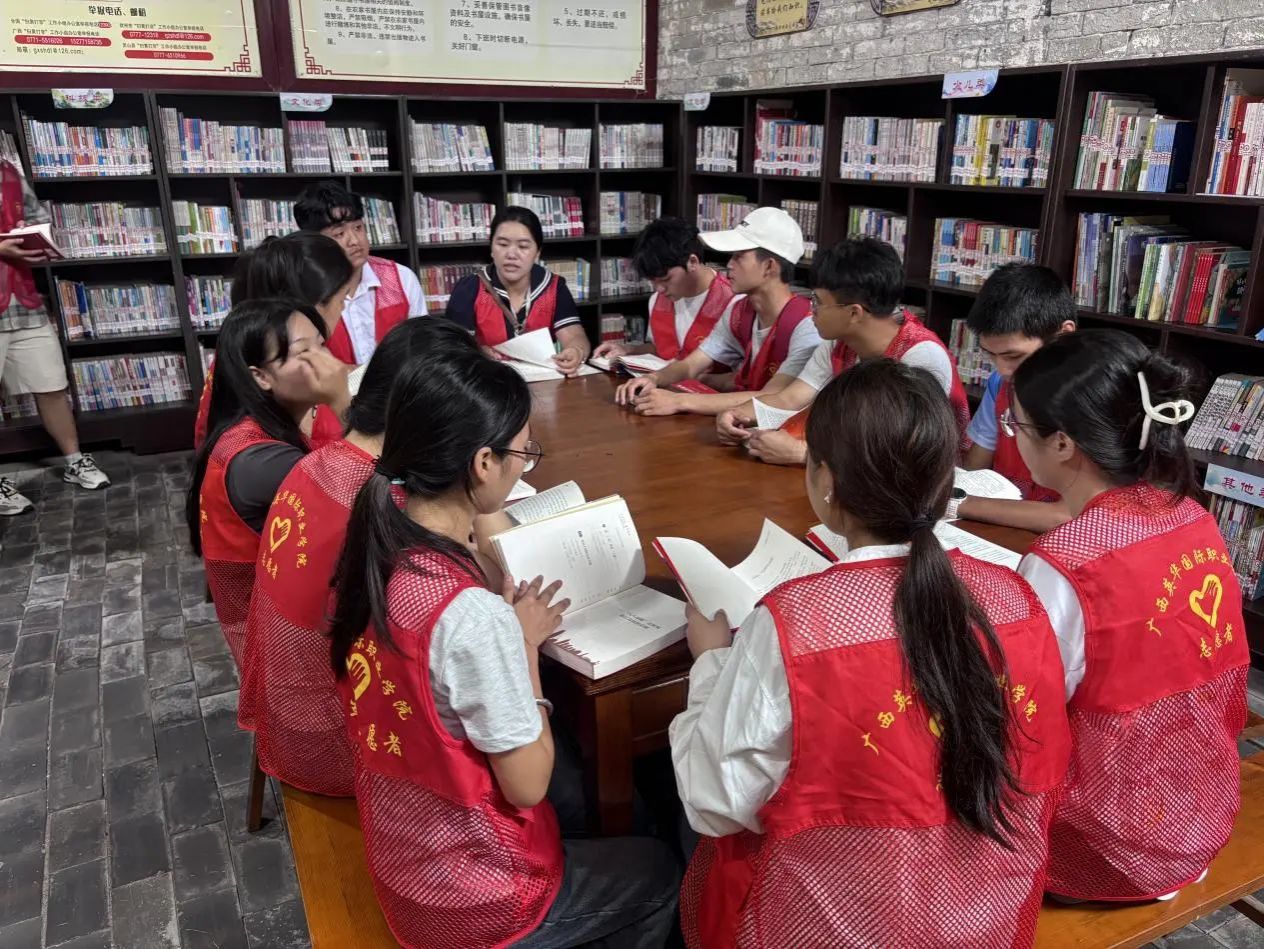 同學(xué)們正在圍讀書籍