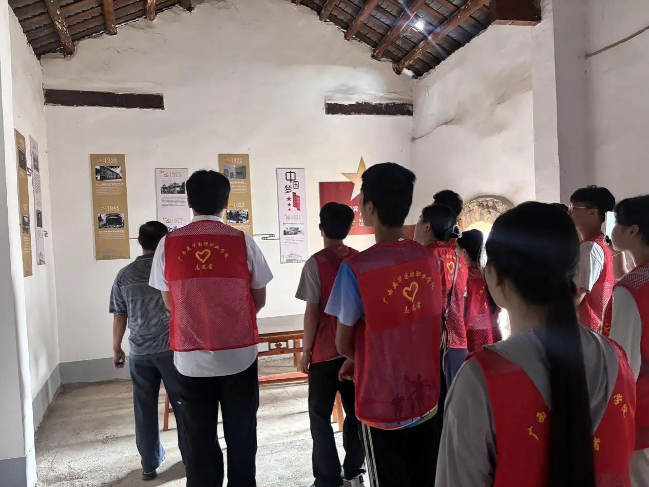 淥二村團(tuán)支部書記為同學(xué)們講解紅色故事