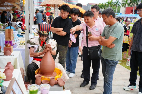 唐彩桔帶著作品亮相2024年廣西職教活動(dòng)周。學(xué)校供圖