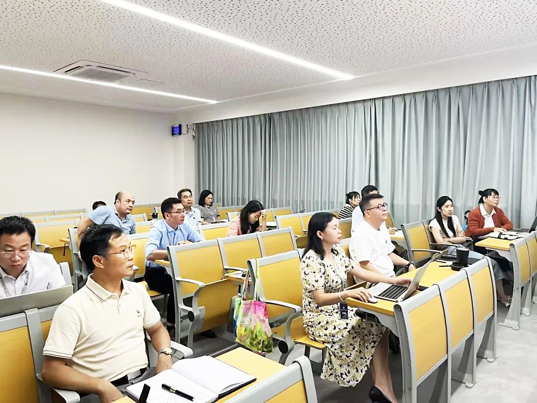 教師在認(rèn)真聽講