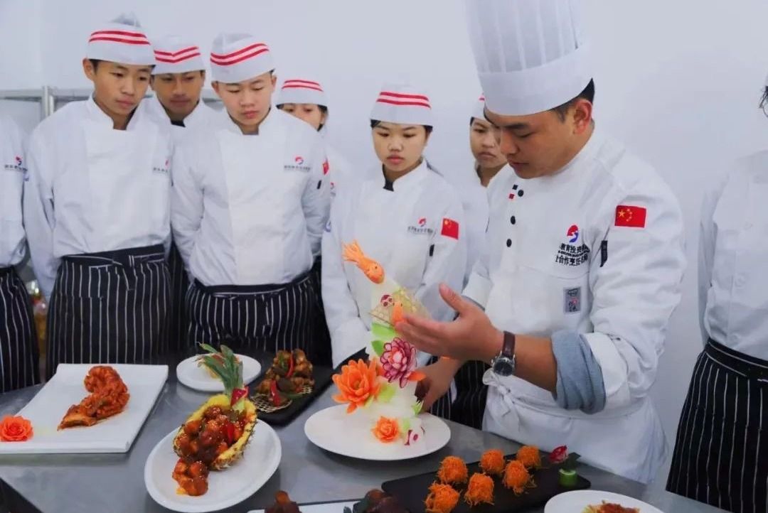 覃勇翔：從學(xué)生到教師的角色蛻變