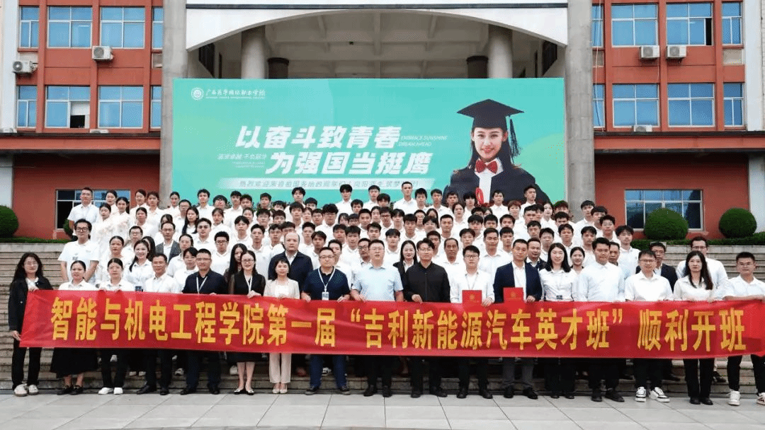 攜手知名汽車企業(yè),打造真實(shí)學(xué)習(xí)環(huán)境 攜手知名汽車企業(yè),打造真實(shí)學(xué)習(xí)環(huán)境