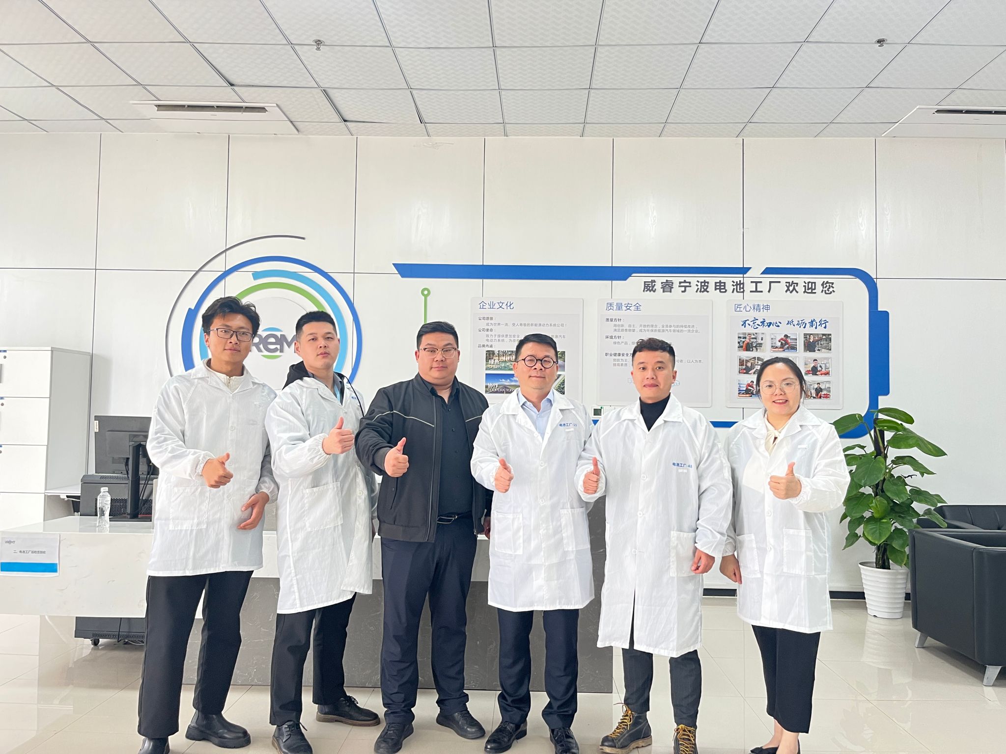 學(xué)校領(lǐng)導(dǎo)參觀吉利新能源汽車電池工廠 學(xué)校領(lǐng)導(dǎo)參觀吉利新能源汽車電池工廠