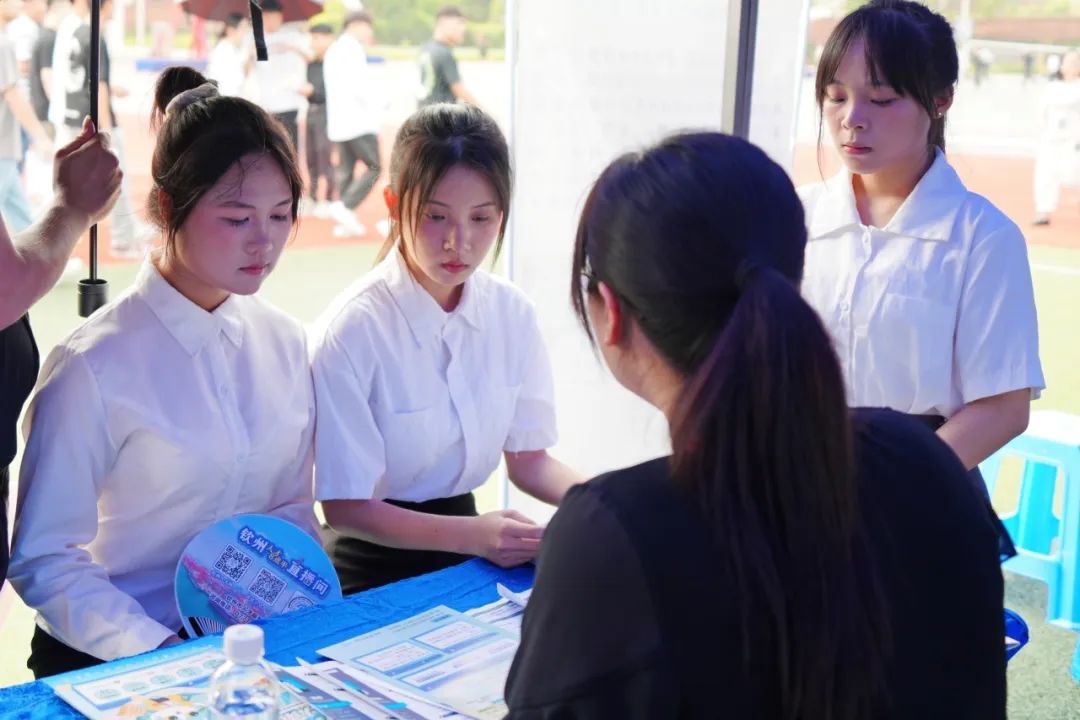 老師指導(dǎo)學(xué)生 老師指導(dǎo)學(xué)生